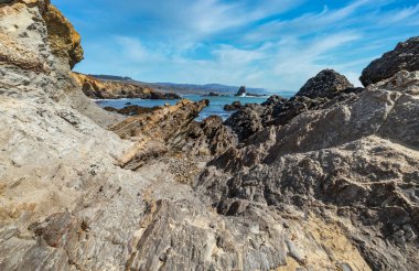 Kaliforniya 'nın Pasifik kıyılarının güzel deniz manzarası, dalgalar, kayalar, gökyüzü, güneş. Konsept, mükemmel kartpostal ve rehber.