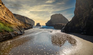 Köpekbalığı yüzgeci Koyu, Kaliforniya otoyolunun kıyısındaki güzel sahil manzarası, okyanus, kayalar, büyük gökyüzü, açık güneşli hava.