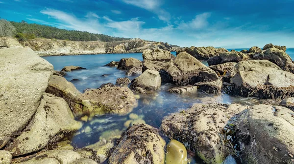 Gyönyörű táj, sziklák és óceáni kilátás, Kalifornia Salt Point State Park. — Stock Fotó