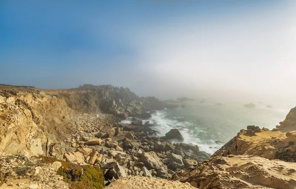 Beautiful landscape, rocks and ocean views and heavy fog along the Pacific Highway in northern California. — Stock Photo, Image
