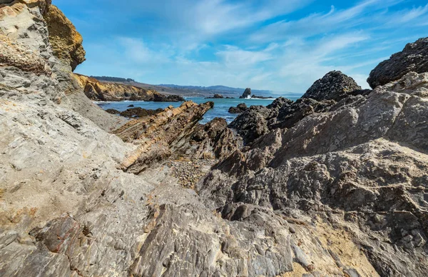 Schöne Meereslandschaft der Pazifikküste in Kalifornien, Wellen, Felsen, Himmel, Sonne. Konzept, perfekte Postkarte und Reiseführer. — Stockfoto