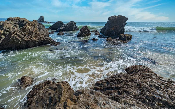 Bela paisagem marinha da costa do Pacífico na Califórnia, ondas, rochas, céu, sol. Conceito, cartão postal perfeito e guia. — Fotografia de Stock