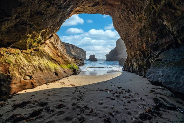 A small cave in the bay of shark fin, beautiful beach landscape on the coast of the California Highway, ocean, rocks, great sky, clear sunny weather. — Stock Photo, Image