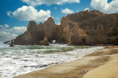 Big Sur 'daki Pfeiffer Sahili inanılmaz derecede pitoresk bir plajdır, Pasifik kıyısında güzel bir manzara, kayalar, kum, okyanus ve gökyüzü. Konsept, tatil, kartpostallar için fotoğraf, turist ve seyahat rehberi.