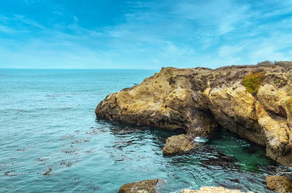 Krásná krajina, pohled skalnaté pobřeží Tichého oceánu na Point Lobos State Reserve v Carmel, Kalifornie. — Stock fotografie