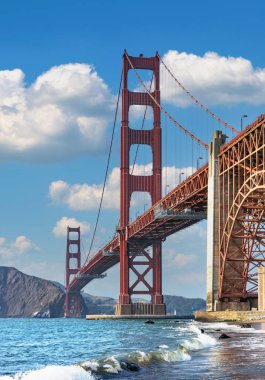 San Francisco 'daki Golden Gate Köprüsü dünyanın dört bir yanından gelen turistlerin ziyaret ettiği en ünlü yerdir..