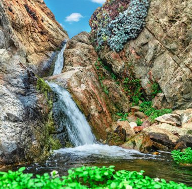 Küçük bir şelalenin güzel manzarası Garrapata Eyalet Parkı 'nda, Point Soberanes, California, ABD yürüyüş yollarında.