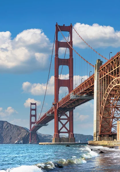 San Francisco 'daki Golden Gate Köprüsü dünyanın dört bir yanından gelen turistlerin ziyaret ettiği en ünlü yerdir..