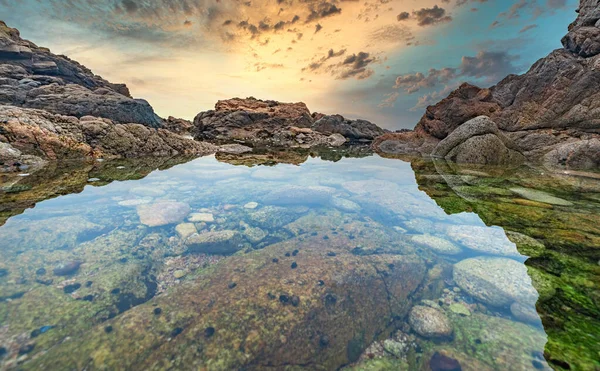 Hermoso paisaje marino, vistas al mar, costa rocosa, luz solar en el horizonte. Composición de la naturaleza. Fondo del paisaje del atardecer. Cielo nublado. Reflejo de agua. California Seashore. — Foto de Stock