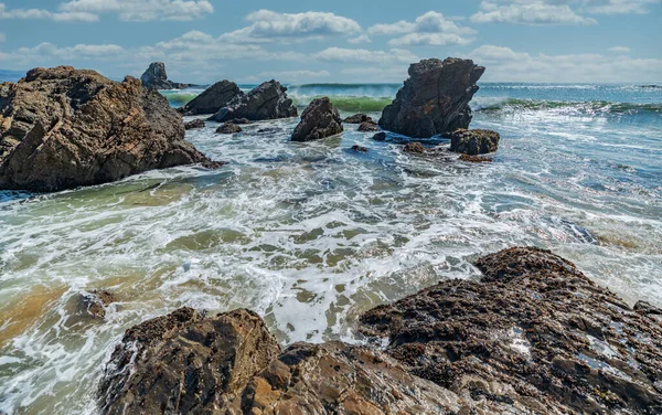 Kaliforniya 'nın Pasifik kıyılarının güzel deniz manzarası, dalgalar, kayalar, gökyüzü, güneş. Konsept, mükemmel kartpostal ve rehber. — Stok fotoğraf