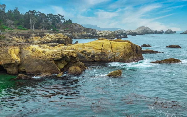 Bela paisagem, vista costa rochosa do Oceano Pacífico em Point Lobos State Reserve em Carmel, Califórnia. — Fotografia de Stock