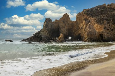 Big Sur 'daki Pfeiffer Sahili inanılmaz derecede pitoresk bir plajdır, Pasifik kıyısında güzel bir manzara, kayalar, kum, okyanus ve gökyüzü. Konsept, tatil, kartpostallar için fotoğraf, turist ve seyahat rehberi.