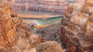 Skywalk gözlem güvertesinin yakınındaki Büyük Kanyon 'un muhteşem manzarası. Arizona mı? Amerika Birleşik Devletleri