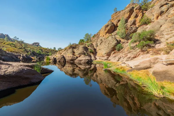 Kaliforniya Pinnacles Ulusal Parkı 'ndaki Bear Gulch Gölü ve kaya oluşumları, San Andreas Fayı' ndaki sönmüş bir volkanın kalıntıları. Güzel manzaralar, turistler için rahat yürüyüş yolları.
