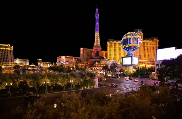 Las Vegas, EE.UU. - 11 de noviembre de 2020, vista del Hotel y Casino de París y Planet Hollywood en Las Vegas Strip, una colorida iluminación de la ciudad por la noche. — Foto de Stock