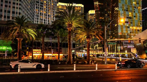 LAS VEGAS - 11 november 2020, uitzicht op de Las Vegas Strip, straat verlicht met veelkleurige lichten, stad 's nachts, de wereld hoofdstad van het gokken. — Stockfoto