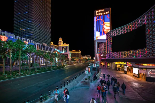 LAS VEGAS - 11 de noviembre de 2020, vista del Strip de Las Vegas, calle iluminada con luces multicolores, ciudad por la noche, la capital mundial del negocio del juego. — Foto de Stock