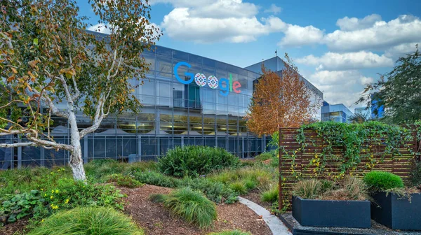 MOUNTAIN ViEW, ABD - 18 Kasım 2020, ana Google ofis binası manzaralı. İnternet hizmeti ve ürünleri konusunda uzmanlaşmış çok uluslu bir şirkettir..