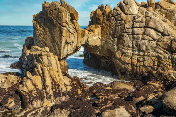 Bela paisagem, pitoresca costa de Monterey, vista da Rocha Beijando, Pacific Grove, Monterey, Califórnia, EUA. — Fotografia de Stock