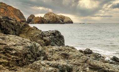 San Francisco Rekreasyon Bölgesi, Rodeo Sahili, Kaliforniya, ABD 'de okyanusun arka planına karşı kaya oluşumları. Deniz kenarı, güzel manzara, California sahili..
