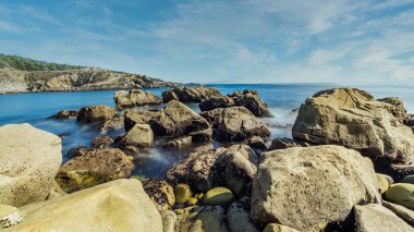 Kaliforniya 'daki Salt Point Eyalet Parkı' nda güzel manzara, kayalar ve okyanus manzarası..