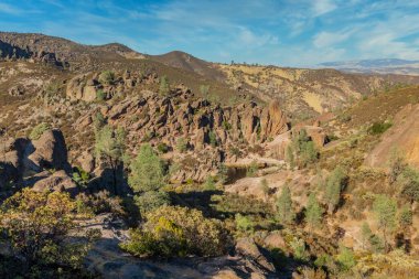 Kaliforniya Pinnacles Ulusal Parkı 'ndaki kaya oluşumları, San Andreas Fayı' ndaki sönmüş bir volkanın kalıntıları. Güzel manzaralar, turistler ve gezginler için rahat yürüyüş yolları..