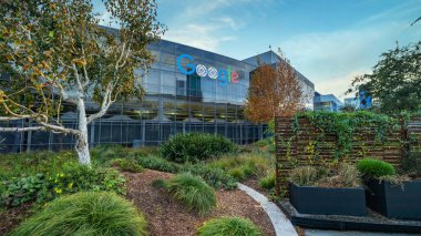 MOUNTAIN ViEW, ABD - 18 Kasım 2020, ana Google ofis binası manzaralı. İnternet hizmeti ve ürünleri konusunda uzmanlaşmış çok uluslu bir şirkettir..