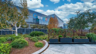 MOUNTAIN ViEW, ABD - 18 Kasım 2020, ana Google ofis binası manzaralı. İnternet hizmeti ve ürünleri konusunda uzmanlaşmış çok uluslu bir şirkettir..