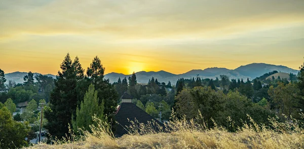 Walnut Creek, California 'nın yüksekliğinden bir görüntü. Gökyüzüne karşı dağların manzarası.