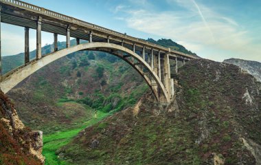 Bixby Creek Köprüsü, ABD 'nin batı kıyısındaki otoyolda güneye, Los Angeles, Big Sur, California' ya doğru gidiyor. Güzel manzara, uçurumlar, Pasifik Okyanusu. Kavram, tatil, turizm, kartpostal fotoğrafçılık ve