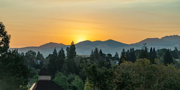 Walnut Creek, California 'nın yüksekliğinden bir görüntü. Gökyüzüne karşı dağların manzarası.
