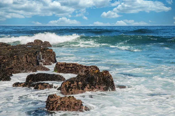 Kaliforniya 'nın Pasifik kıyılarının güzel deniz manzarası, dalgalar, kayalar, gökyüzü, güneş. Konsept, mükemmel kartpostal ve rehber.