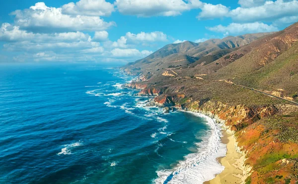 İnsansız hava aracı manzarası, Pasifik Otoyolu 1 'deki güzel kıyı manzarası, Los Angeles' ın güneyine, Big Sur, California 'ya gidiyor. Kavram, tatil, turizm