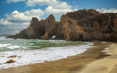 Big Sur 'daki Pfeiffer Sahili inanılmaz derecede pitoresk bir plajdır, Pasifik kıyısında güzel bir manzara, kayalar, kum, okyanus ve gökyüzü. Konsept, tatil, kartpostallar için fotoğraf, turist ve seyahat rehberi.