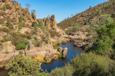 Kaliforniya Pinnacles Ulusal Parkı 'ndaki kaya oluşumları, San Andreas Fayı' ndaki sönmüş bir volkanın kalıntıları. Güzel manzaralar, turistler ve gezginler için rahat yürüyüş yolları..