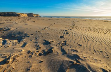 Pasifik sahilinin güzel manzaraları, insan ayak izleri, kayalar, dalgalar, gökyüzü, güneş. Santa Cruz ve Davenport 'ta Kaliforniya' nın en güzel plajları var..