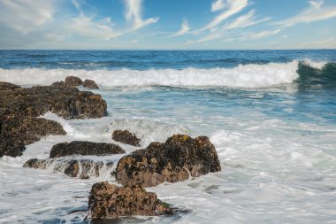 Pasifik sahilinin güzel deniz manzarası, California, dalgalar, kayalar, gökyüzü, güneş. Konsept, mükemmel kartpostal ve rehber.