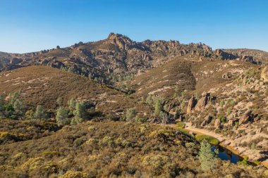 Kaliforniya Pinnacles Ulusal Parkı 'ndaki kaya oluşumları, San Andreas Fayı' ndaki sönmüş bir volkanın kalıntıları. Güzel manzaralar, turistler ve gezginler için rahat yürüyüş yolları..