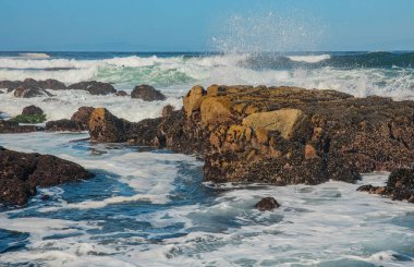 Pasifik sahilinin güzel deniz manzarası, California, dalgalar, kayalar, gökyüzü, güneş. Konsept, mükemmel kartpostal ve rehber.