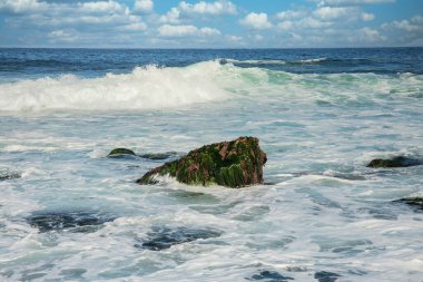 Pasifik sahilinin güzel deniz manzarası, California, dalgalar, kayalar, gökyüzü, güneş. Konsept, mükemmel kartpostal ve rehber.