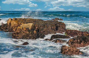 Pasifik sahilinin güzel deniz manzarası, California, dalgalar, kayalar, gökyüzü, güneş. Konsept, mükemmel kartpostal ve rehber.