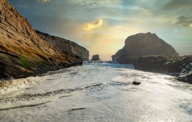 Uzun pozlama köpekbalığı yüzgeci körfezi, güzel sahil manzarası, California otoyolu kıyıları, okyanus, kayalar, büyük gökyüzü, açık güneşli hava
