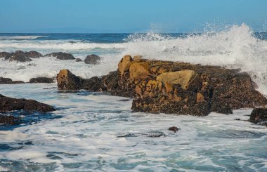 Pasifik sahilinin güzel deniz manzarası, California, dalgalar, kayalar, gökyüzü, güneş. Konsept, mükemmel kartpostal ve rehber.