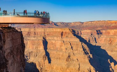 Meadview, ABD, Arizona - 10 Kasım 2020, Skywalk gözlem güvertesinin yanındaki Büyük Kanyon 'un muhteşem manzarası. Arizona mı? Amerika Birleşik Devletleri