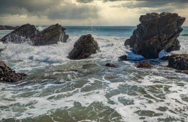 Kaliforniya 'nın Pasifik kıyılarının güzel deniz manzarası, dalgalar, kayalar, gökyüzü, güneş. Konsept, mükemmel kartpostal ve rehber..