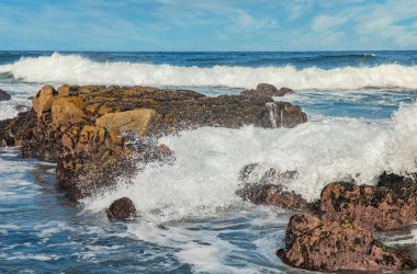 Pasifik sahilinin güzel deniz manzarası, California, dalgalar, kayalar, gökyüzü, güneş. Konsept, mükemmel kartpostal ve rehber.