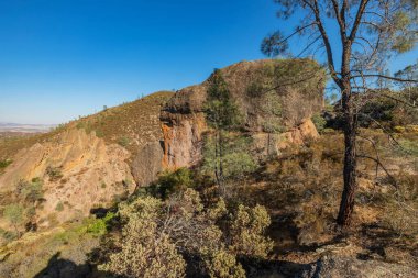 Kaliforniya Pinnacles Ulusal Parkı 'ndaki kaya oluşumları, San Andreas Fayı' ndaki sönmüş bir volkanın kalıntıları. Güzel manzaralar, turistler ve gezginler için rahat yürüyüş yolları..