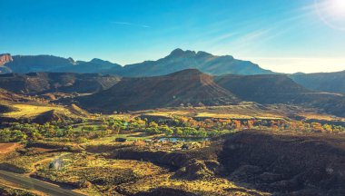 Utah, ABD 'deki yol boyunca kaya oluşumlarının hava manzarası, güzel manzarası.