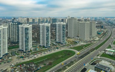Kiev, Ukrayna - 02 Ocak 2021, Poznyakovsky bölgesinin modern binalarının kuş bakışı görüntüsü ve insansız hava aracı görüntüleri..