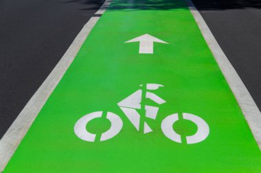 Bisiklet yolu, asfaltta renkli yol işaretleri, parlak yeşil renk..